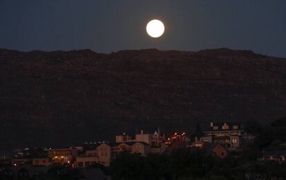 La Superluna vista en Ciudad del Cabo (Sudáfrica), el 3 de diciembre de 2017.