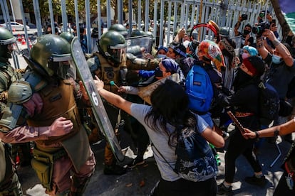 El pueblo indígena mapuche chileno y sus partidarios se enfrentan con la policía antidisturbios durante una protesta contra el Gobierno de Chile frente al edificio del Congreso en Valparaíso.
