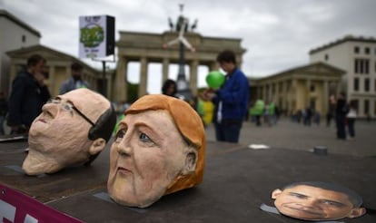 Protesta de activistas en Berl&iacute;n para pedir el fin de las energ&iacute;a f&oacute;siles.