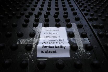 Un cartel en la puerta del Castillo Clinton donde se informa del cierre de las instalaciones, facilitado por el servicio de Parques Nacionales en Nueva York, 1 de octubre de 2013.