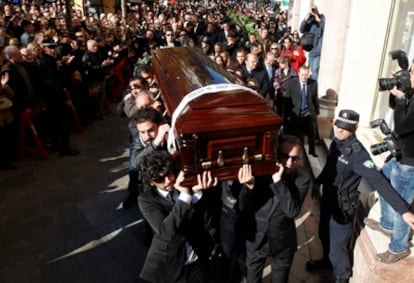 Cientos de personas reciben con aplausos los restos mortales de Enrique Morente a su llegada a Granada, su ciudad natal.