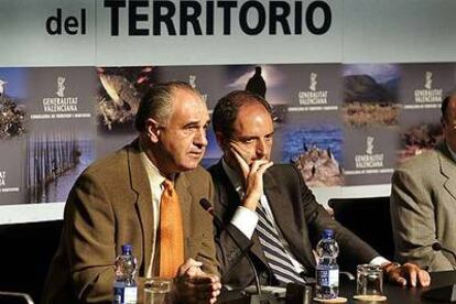 El <i>conseller</i> de Territorio, Rafael Blasco, y el presidente de la Generalitat, Francisco Camps.