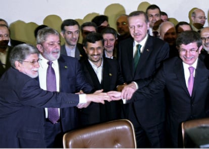 De izquierda a derecha, el ministro brasileño de Exteriores, Celso Amorim, el presidente brasileño, Luiz Inácio Lula da Silva, el presidente iraní, Mahmud Ahmadineyad, el primer ministro turco, Recep Tayyip Erdogan, y el ministro turco de Exteriores, Ahmet Davutoglu, celebran en Teheran la firma de un acuerdo para intercambiar el uranio iraní en Turquía.