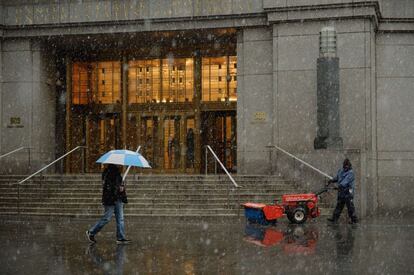 Nueva York amanece con lluvia helada y nieve este martes.