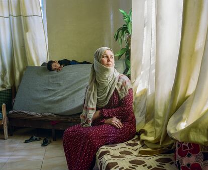 Manal, líder comunitaria, y su hijo, en una antigua escuela para personas desplazadas donde vive con su familia en un pueblo de la gobernación de Hasake, en el norte de Siria.