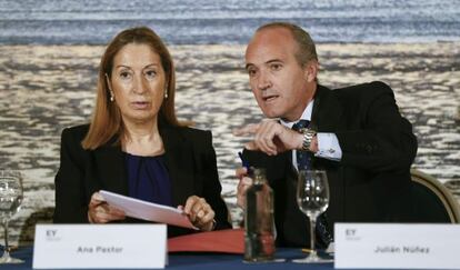 La ministra de Fomento, Ana Pastor, junto al presidente de Seopan, Julián Núñez.