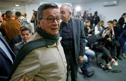 Pablo Beltrán, jefe de la delegación de la guerrilla del ELN, a su llegada para una rueda de prensa dentro de los diálogos de paz con el Gobierno colombiano en Bogotá, el 10 de octubre de 2024.