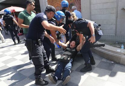 Agentes de la policía antidisturbios detienen a los manifestantes durante el juicio de dos maestros turcos, que se declararon en huelga de hambre por su despido en virtud de un decreto del gobierno tras el golpe fallido del año pasado, a las afueras de un juzgado en Ankara (Turquía).