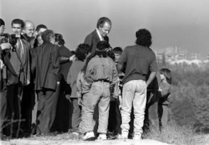 El Rey saluda a unos niños en el poblado de La Celsa.