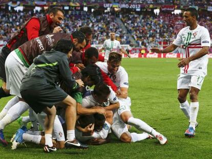 Los jugadores portugueses celebran el gol de Varela.