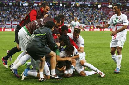 Los jugadores portugueses celebran el gol de Varela.