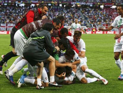 Los jugadores portugueses celebran el gol de Varela.
