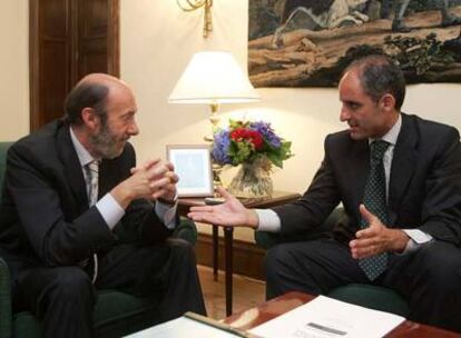 El ministro Alfredo Pérez Rubalcaba y el presidente Francisco Camps, ayer en Madrid.