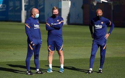 Koeman, junto Schreuder y Larsson, en un entrenamiento del Barcelona.