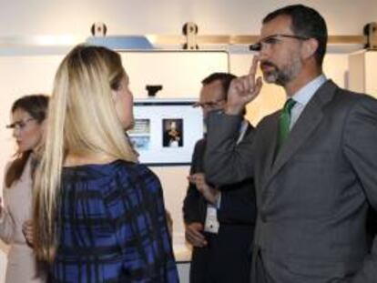 Los Príncipes de Asturias, Felipe (d) y Letizia (i), fueron registrados este jueves en la sede de Google, en Palo Alto (California, EE.UU.), durante el lanzamiento de la aplicacion de Google Maps USA.