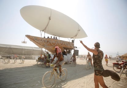 Un vehículo mutante es conducido por la ciudad durante la celebración del festival Burning Man.