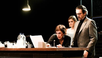 Una escena de 'La treva', con Clara Segura y, detrás, Ramon Madaula y Mima Riera.