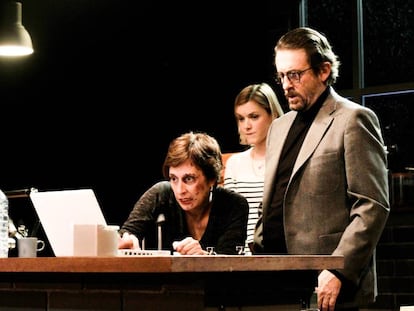 Una escena de &#039;La treva&#039;, con Clara Segura y, detr&aacute;s, Ramon Madaula y Mima Riera.