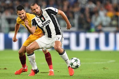 Giorgio Chiellini (d) de la Juventus es presionado por Vitolo del Sevilla.