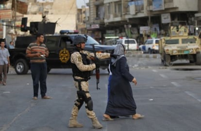 Un soldado iraquí vigila una calle de Bagdad.