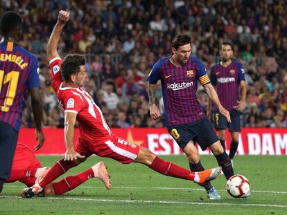 Messi regateja a Pedro Alcalá.