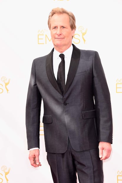 Jeff Daniels (The Newsroom) llevó un traje sencillo gris.