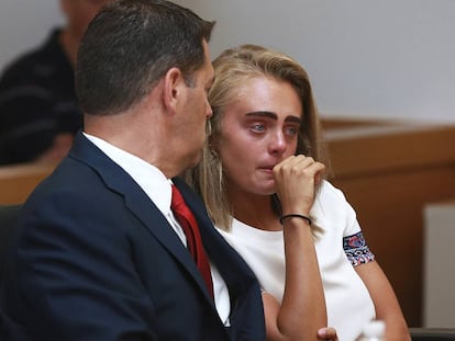 Michelle Carter escuta o veredicto.