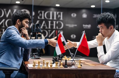 Gukesh (izquierda) y Ding acuerdan el empate en la 10? partida del Mundial, este sbado en Singapur