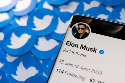Ilustración con el perfil de Elon Musk en Twitter, en un teléfono móvil.