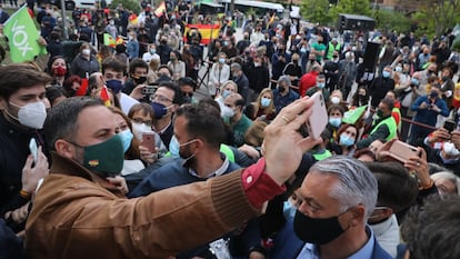 Santiago Abascal se hace un selfi con admiradores tras el mitin de Vox este martes en el barrio madrileño de Hortaleza, este martes.