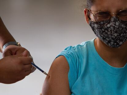 Una mujer recibe una dosis de la vacuna Sputnik-V en Ciudad de México, el pasado 23 de julio.