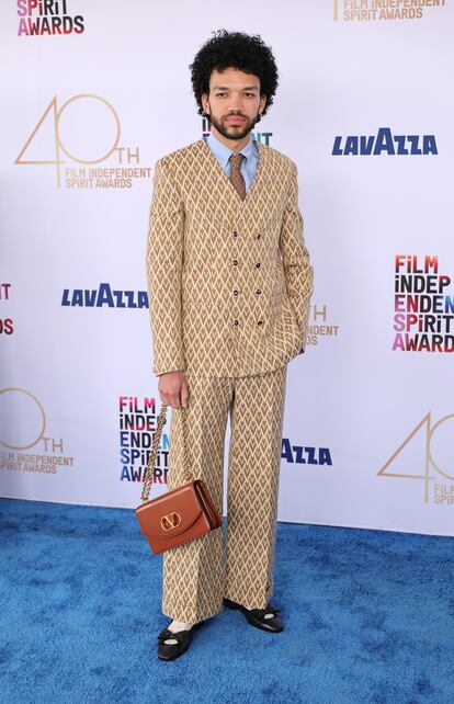 Justice Smith, nominado por 'I Saw the TV Glow', con un 'total look' de la coleccin resort 2025 de Valentino.