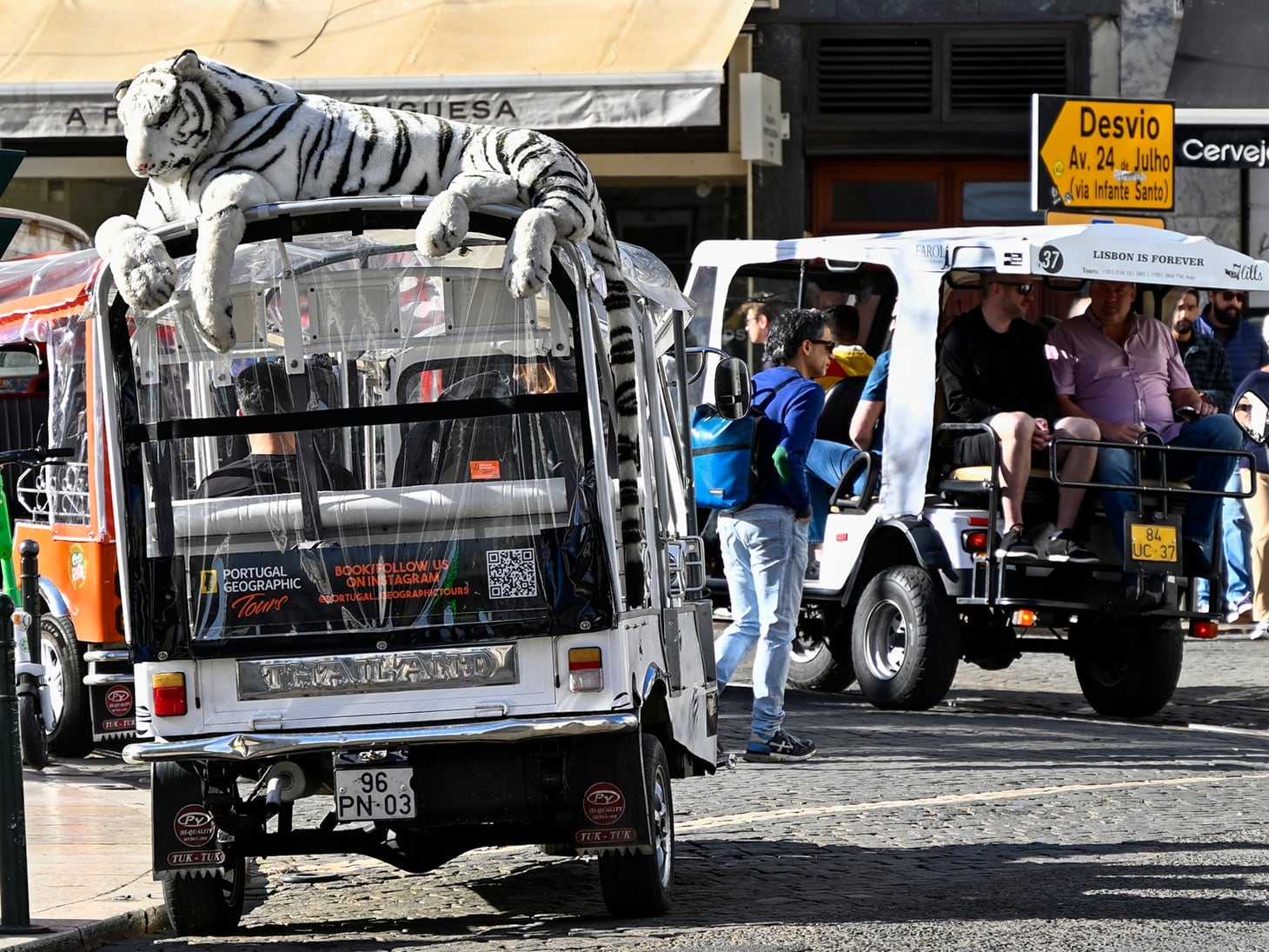 LISBON, PORTUGAL - APRIL 09: Decorated Tuk-Tuk tourist vehicles wait for fares in Praça Camoes in Lisbon on April 09, 2024, in Lisbon, Portugal. Tourism generated 25 billion euros in Portugal during 2023, and it was the best year ever. According to Portuguese government throughout 2023 several tourism demand indicators have broken records. There were more than 30 million guests - an increase of around 10 percent compared to 2019, which had been the best tourist year so far - and 77 million overnight stays. Revenues of around 25 billion euros represent growth of 37 percent compared to 2019 and 18.5 percent compared to 2022. This growth extends to the whole country and is seen throughout the year. Tourism is expected to grow even more in 2024. (Photo by Horacio Villalobos#Corbis/Corbis via Getty Images)     ----PIEFOTO----    Varios tuk-tuk estacionados en la plaza de Camões aguardan la llegada de turistas. El turismo generó 25.000 millones de euros en Portugal en 2023.