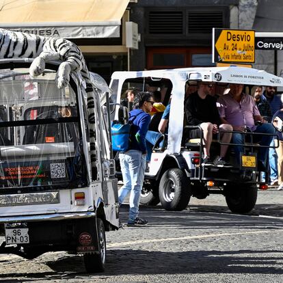 LISBON, PORTUGAL - APRIL 09: Decorated Tuk-Tuk tourist vehicles wait for fares in Praça Camoes in Lisbon on April 09, 2024, in Lisbon, Portugal. Tourism generated 25 billion euros in Portugal during 2023, and it was the best year ever. According to Portuguese government throughout 2023 several tourism demand indicators have broken records. There were more than 30 million guests - an increase of around 10 percent compared to 2019, which had been the best tourist year so far - and 77 million overnight stays. Revenues of around 25 billion euros represent growth of 37 percent compared to 2019 and 18.5 percent compared to 2022. This growth extends to the whole country and is seen throughout the year. Tourism is expected to grow even more in 2024. (Photo by Horacio Villalobos#Corbis/Corbis via Getty Images)     ----PIEFOTO----    Varios tuk-tuk estacionados en la plaza de Camões aguardan la llegada de turistas. El turismo generó 25.000 millones de euros en Portugal en 2023.