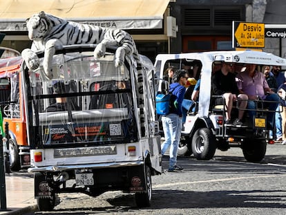 LISBON, PORTUGAL - APRIL 09: Decorated Tuk-Tuk tourist vehicles wait for fares in Praça Camoes in Lisbon on April 09, 2024, in Lisbon, Portugal. Tourism generated 25 billion euros in Portugal during 2023, and it was the best year ever. According to Portuguese government throughout 2023 several tourism demand indicators have broken records. There were more than 30 million guests - an increase of around 10 percent compared to 2019, which had been the best tourist year so far - and 77 million overnight stays. Revenues of around 25 billion euros represent growth of 37 percent compared to 2019 and 18.5 percent compared to 2022. This growth extends to the whole country and is seen throughout the year. Tourism is expected to grow even more in 2024. (Photo by Horacio Villalobos#Corbis/Corbis via Getty Images)     ----PIEFOTO----    Varios tuk-tuk estacionados en la plaza de Camões aguardan la llegada de turistas. El turismo generó 25.000 millones de euros en Portugal en 2023.