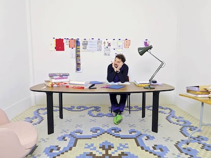 El diseñador Jaime Hayón, gran defensor del mosaico Nolla, en su estudio de Valencia.