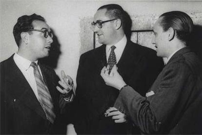 José Luis Sampedro, en el centro, con Antonio Buero Vallejo, a su derecha, en el año 1955.