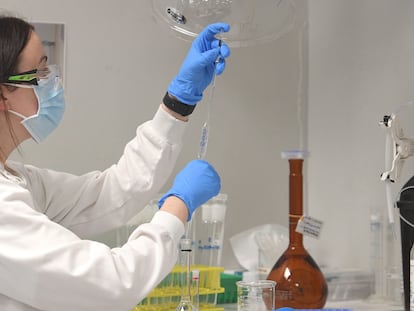 Un técnico de laboratorio en las instalaciones de AstraZeneca.