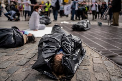 Acción de denuncia en la Puerta del Sol por la muerte de personas mayores en residencia durante la primera ola de covid-19, organizada por Marea Residencias el 24 de abril de 2021.