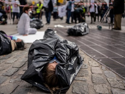 Acción de denuncia en la Puerta del Sol por la muerte de personas mayores en residencia durante la primera ola de covid-19, organizada por Marea Residencias el 24 de abril de 2021.