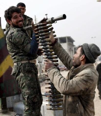 Miembros de las fuerzas kurdas preparan sus armas en Kobane, este miércoles.