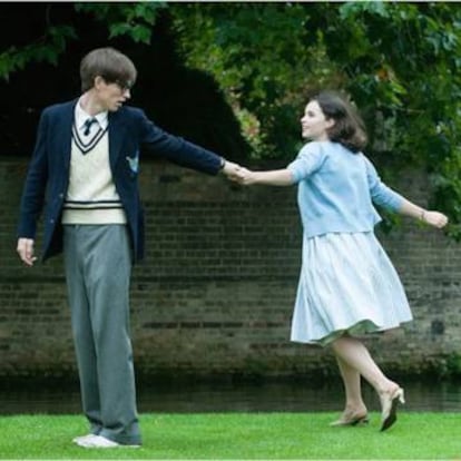 Eddie Redmayne y Felicity Jones dieron vida a Hawkings y su primera mujer Jane Wilde en la película 'La teoría del todo' (2014).