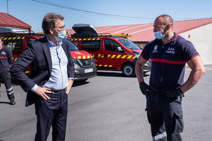 El presidente de la Xunta, este martes durante una visita al grupo de emergencias de Curtis (A Coruña).