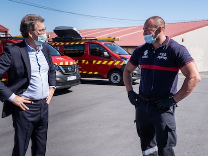 El presidente de la Xunta, este martes durante una visita al grupo de emergencias de Curtis (A Coruña).