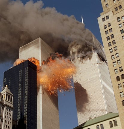 Momento del segundo impacto. Un avión boeing 757 de la compañía United Airlines, con 56 pasajeros y 9 tripulantes a bordo, se estrella contra el edificio sur del World Trade Center. La torre norte ya estaba en llamas. Minutos más tarde, se derrumbarían ambas.