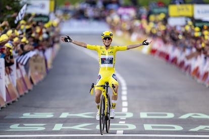 Pauline Ferrand-Prevot celebra tras ganar el Tour de Francia femenino este domingo.