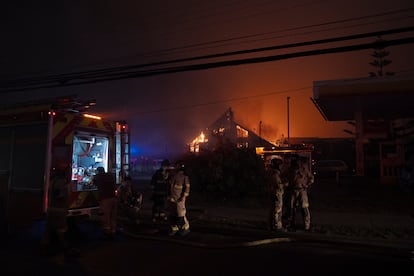 Bomberos acuden a la reserva natural del lago Peñuelas para apagar el incendio de esta madrugada.