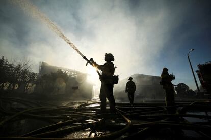 Los bomberos responden al incendio 'Sycamore' que destruyó varias casas en Whittier (California). Las condiciones secas y ventosas en el sur de California han dificultado las labores de extinción.