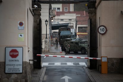 Vehículos militares en el cuartel del Bruc de Barcelona ante la puerta principal, después de la celebración de la festividad de la patrona, este jueves.