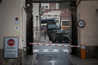 Vehículos militares en el cuartel del Bruc de Barcelona ante la puerta principal, después de la celebración de la festividad de la patrona, este jueves. 